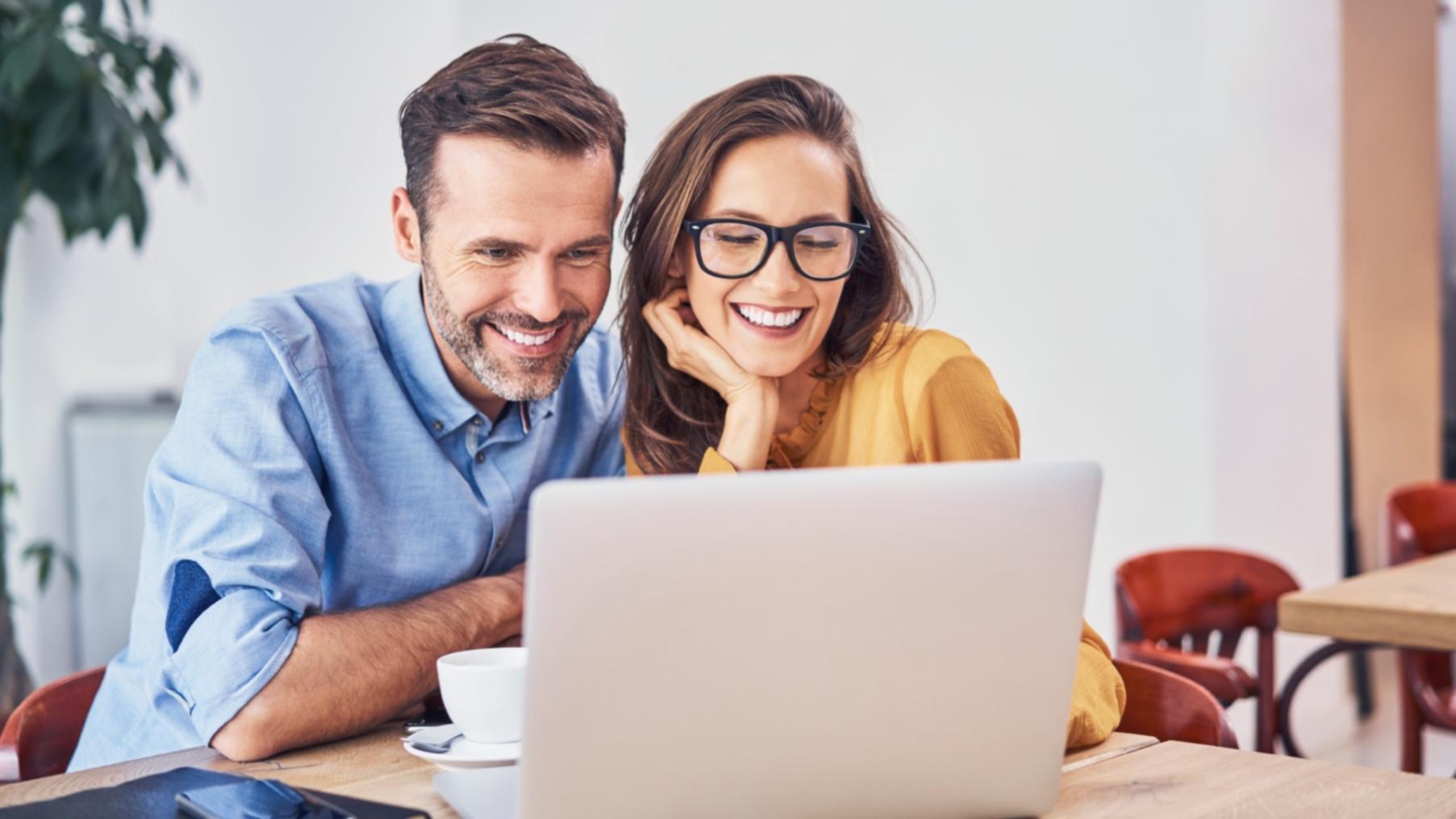 Участники программы выполняют упражнения на растяжку в просторном зале с естественным освещением