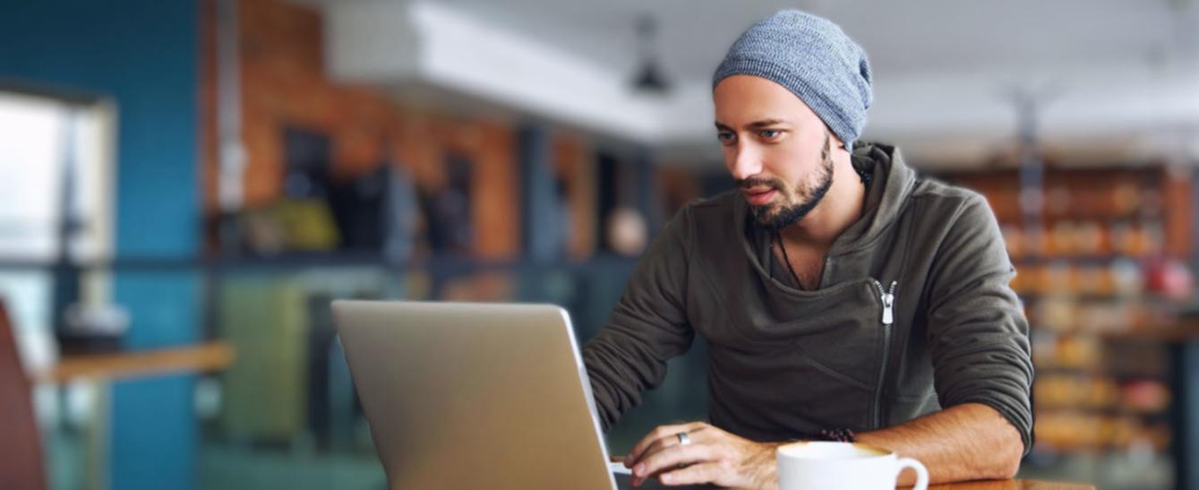 Студентка выполняет упражнение на растяжку